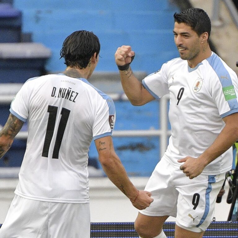 Luis Suarez warns Darwin Nunez after red card against Crystal Palace.