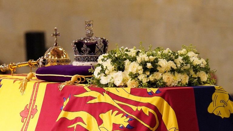 What will be buried with the Queen and her coffin