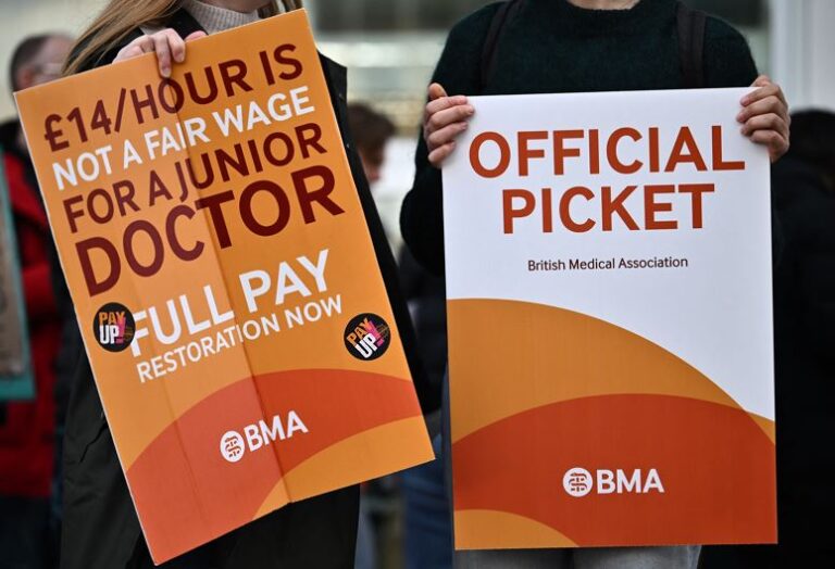 Doctors in England begin fresh strike over pay