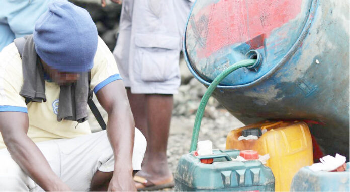 Smuggled-petrol-being-transloaded